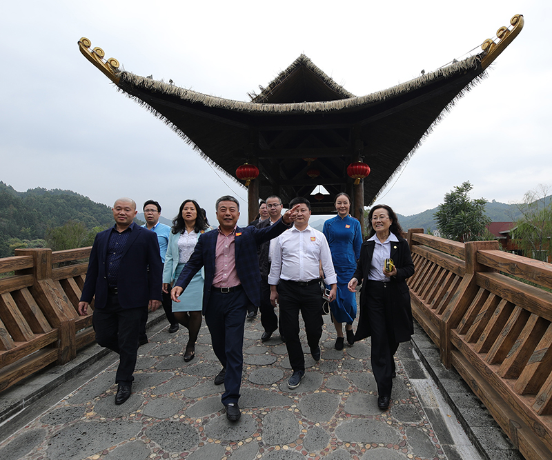 联合会代表团到热龙温泉度假村参观考察